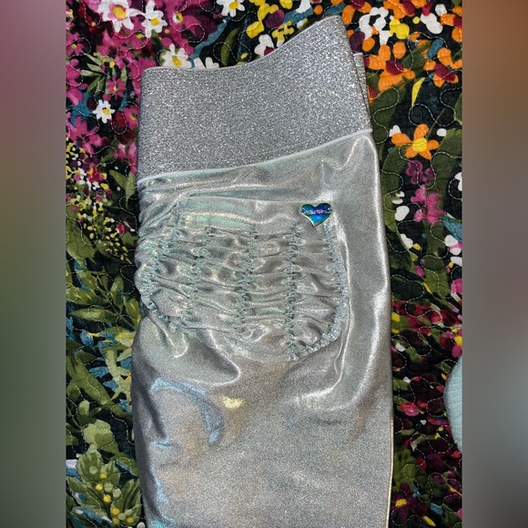 Cute Booty Lounge Silver Metallic Luxury Gummy Leggings Size L - Picture 1 of 7